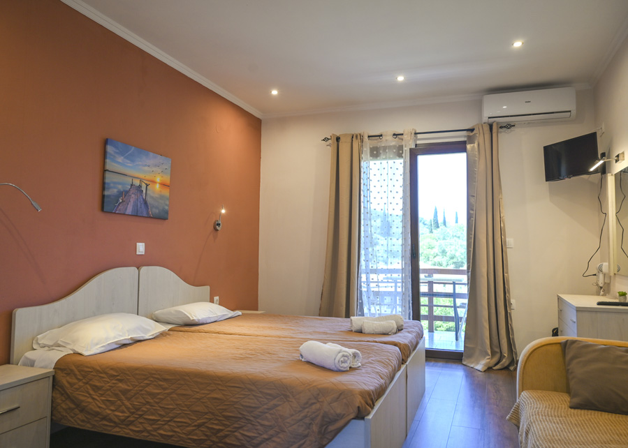 Bedroom with balcony Roumanis deluxe twin